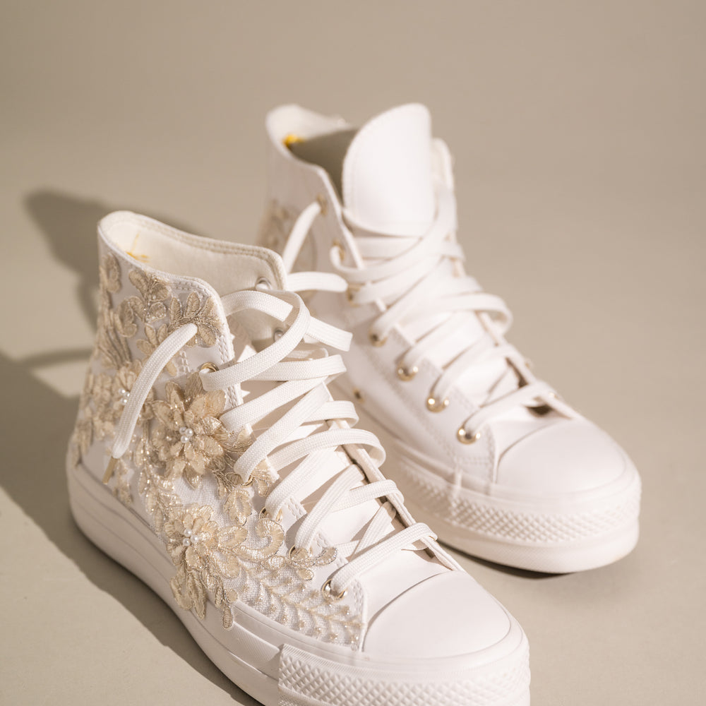 
                  
                    Bridal Bloom Converse
                  
                