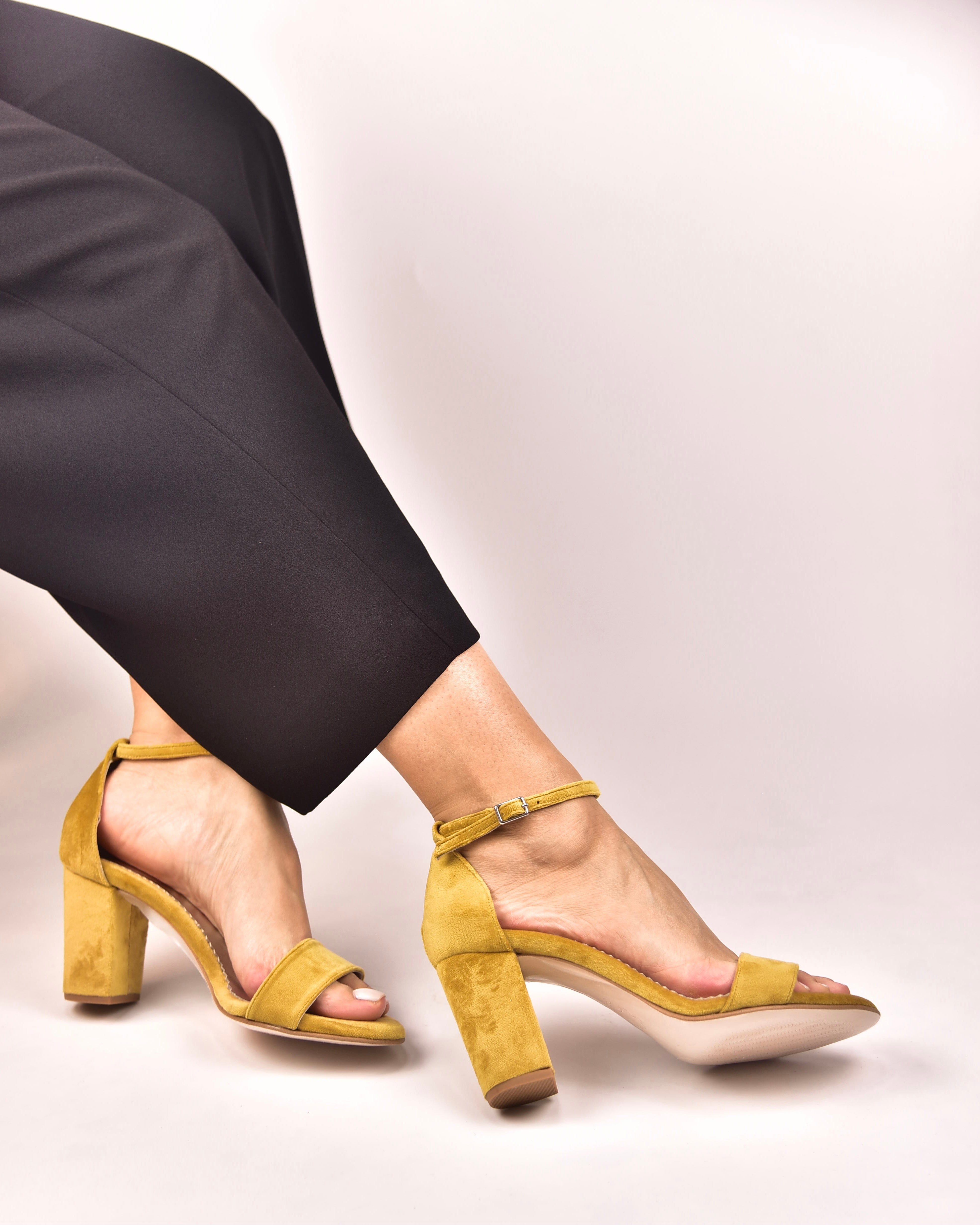 靴 YELLO MUTED HEELS Wedding shoes, Velvet Block Heels Sandals mustard - Veloudenia