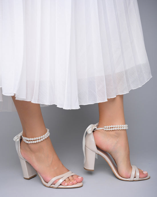 Load image into Gallery viewer, ivory bridal sandals for wedding
