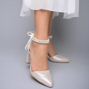 
            
                Load image into Gallery viewer, ivory wedding shoes with pearls
            
        